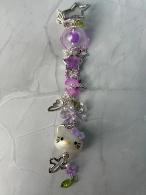HELLO KITTY//PURPLE - keychain - ⭐️SANRIO keychain ⭐️ ✨🤍 FREEBIES (godis & random stickers) ingår i alla beställningar över 70kr 🤍