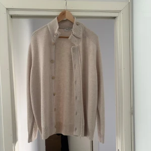 Gran sasso cardigan  - Näst intill oanvänd, storlek medium, bara att höra av vid frågor.