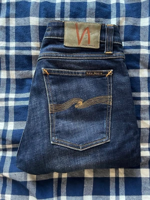 Nudie jeans  - Nudie jeans skinny lin. Jeansen är uppsydda så passar nog mer som L28 än L30 men utgå ifrån måtten. Jag kan ej ha jeansen så kan ej skicka bild när jag bär dem.  JAG SKICKAR EJ FLER BILDER PÅ JEANSEN! för storleksguide hänvisar jag till måtten och för bättre inblick i passformen rekommenderar jag att googla på modellnamnet. :) 1.111