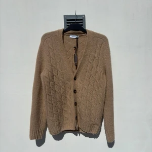 Gran Sasso Kashmir Cardigan - Tjenare! En kabelstickad Kashmir Cardigan från märket Gran Sasso. Koftan har ett väldigt skönt material som sitter skönt på huden. Passar till alla tillfällen. (Size: 48/S) (Skick: 4/5) (Retail: 3 500:-). Vi kommer att sälja denna för 699:-. Hör gärna av er vid frågor och funderingar. /Mvh, Morëtti Co.