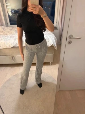 Juicy Couture mjukisbyxor - I fint skick, säljer bara för att jag redan har ett par exakt likadana.