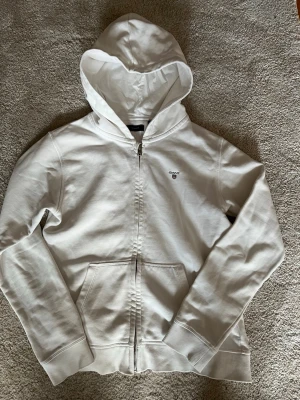 Vit hoodie från Gant - Vit hoodie från Gant som är stilren och perfekt till vardags