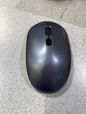 Trådlös svart datormus - Snygg och stilren trådlös datormus i svart med rundad form. Musen har två knappar och ett scrollhjul, perfekt för både laptop och stationär dator. Tillverkad i plast med en matt finish som känns modern och enkel att använda.