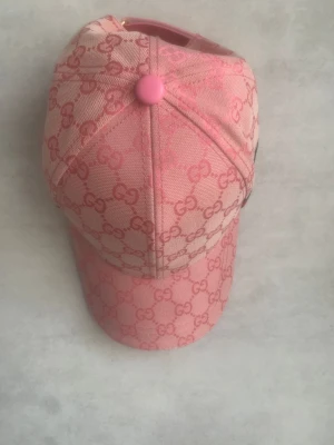 Keps - Rosa keps med bra kvalite, en unik gg monogram, perfekt för sommarn