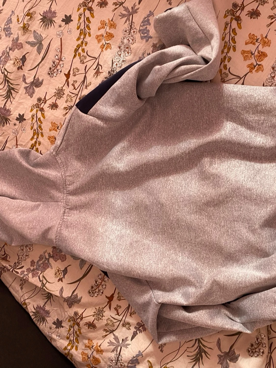 Grå hoodie med TikTok-tryck - 1