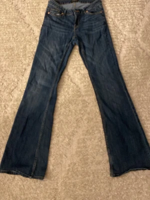 90-tals jeans - Säljer dessa jeans jag fick ifrån min mormor som kommer från 90/80 talet. Jeansen blir low/ medium waist på mig. ❤️ jeansen passar storlek xs och s, skriv för mer info ❤️