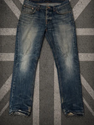 Nudie jeans  - Nudie jeans, Grim Tim Midja 42cm Total längd 98cm ett hål i högra fickan annars väldigt fint skick, fina fades. 599kr
