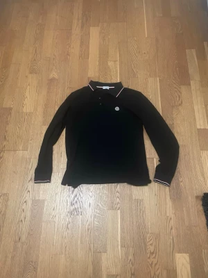 Moncler pikétröja  - snygg moncler pike i storlek L