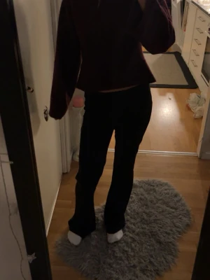 Svarta lågmidjade kostymbyxor från Gina Tricot - Svarta kostymbyxor i lågmidjad modell med lätt utsvängda ben. Sitter snyggt på och passar både till vardag och finare tillfällen. Bra skick, säljs då de inte kommer till användning.