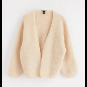 Beige fluffig kofta från H&M - Supermjuk och oversized beige kofta från Lindex med öppen front och breda ärmar. 