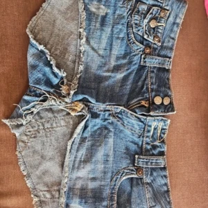 Lågmidjade jeansshorts -  Låg midjade jeansshorts från Vanilla star. Bra skick, säljer då de är lite för stora för mig. Priset kan diskuteras🫶                           