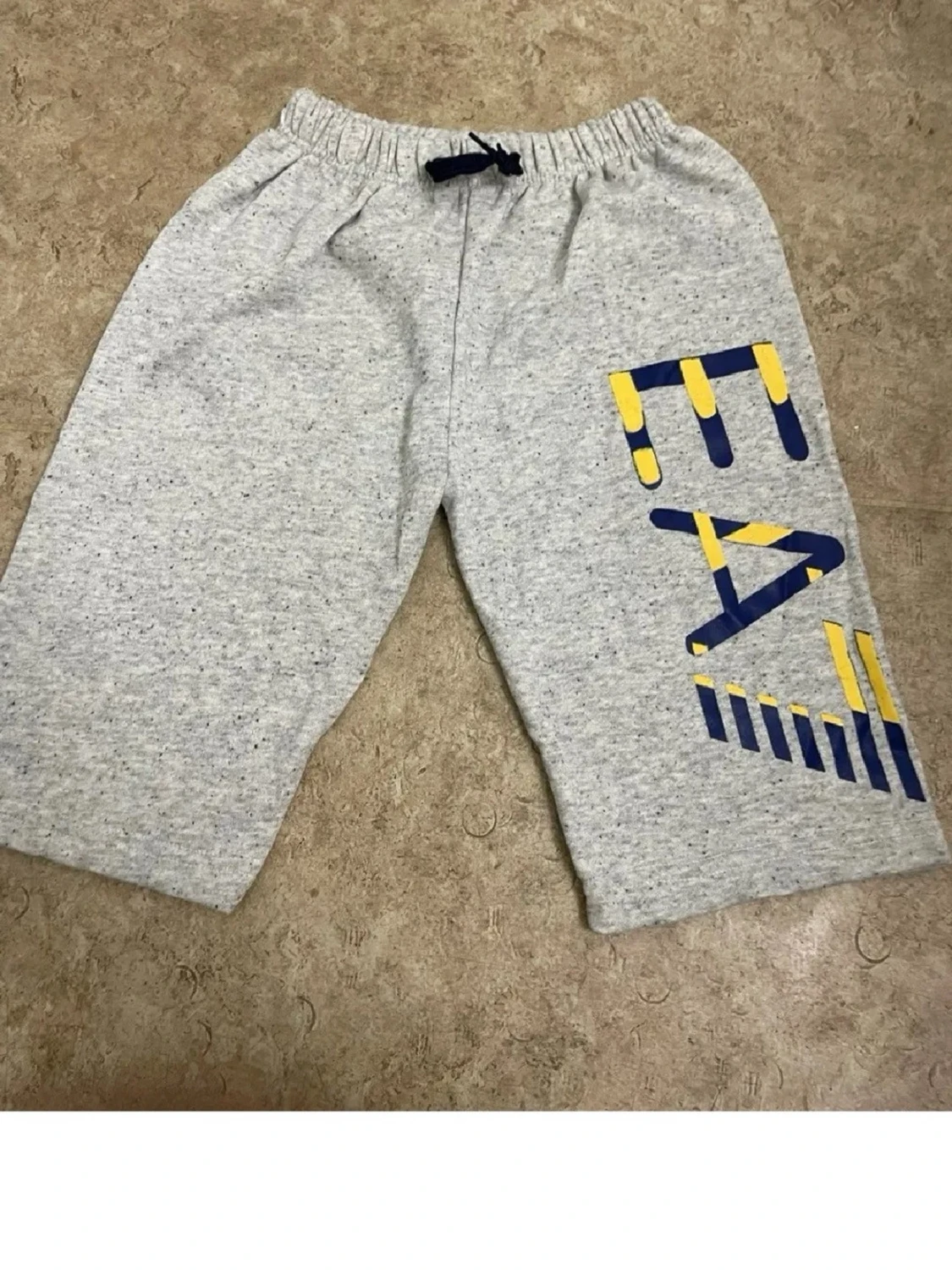 Grå EA7 shorts med tryck