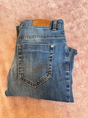 Blå bootcut jeans  - Säljer dessa coola blå low waist jeansen, köptes på second hand men tyvärr för korta för mig!
