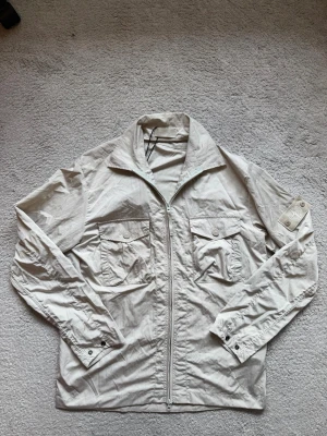Stoney windbreaker   - Clean Stone Island windbreaker, passar som M/L,  för mer bilder eller frågor är det bara att skriva! 