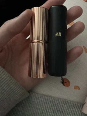 Läppstift w7  & H&M Matte - Två läppstift engast 1 gång advänd inga skador eller fläckar 