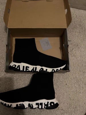 Balen ciaga skor - Hej, säljer nu mina helt nya och oanvända Balen ciaga skor då de tyvärr ej passade. De är storlek 45, (Size 12 US size). Är i stort behov utav pengar därför säljs de Endast för 899 :-  SEK  Först i kvarn!