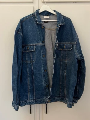 Jeansjacka - Säljer min super snygga jeansjacka i storlek XL ifrån Lee. Väldigt bra skick och super najs! Sitter snyggt oversized och perfekt nu till sommaren🌸