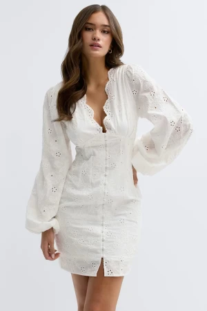 Adoore liknande klänning  - Jättefin klänning som är perfekt inför studenten och midsommar! Aldrig kommit till användning 