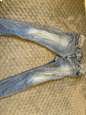 Ljusblå skinny jeans med slitningar från diesel  - Säljer ett par ljusblå skinny jeans med snygga slitningar och tvättade detaljer. Jeansen har klassisk femficksmodell, normal midja och dragkedja med knapp. Perfekta för en avslappnad och trendig look.