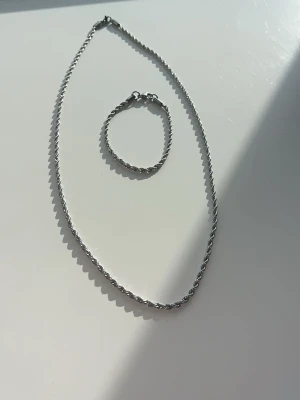 Silver Cordell sett  - Fint silver Cordell sett, helt ny. halsbandet: 55cm och 7mm.        Armbandet: 20 cm och 7mm 