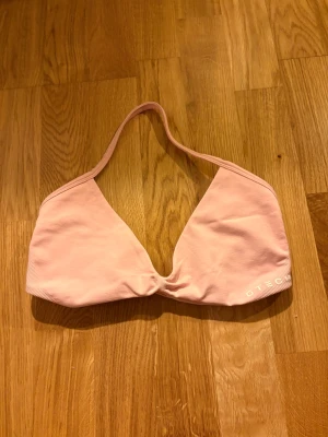 Gtech topp - Tränings topp/bh från gtech bara testad, kuporna är urtagna! Storlek L. Passar en med storlek B/C! Nypris 349 kr 