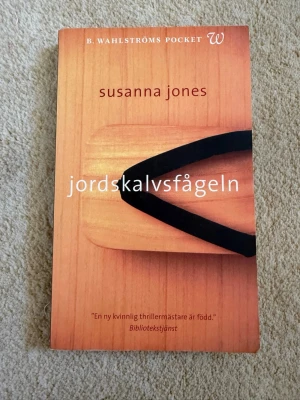 Jordskalvsfågeln av Susanna Jones - En spännande pocketbok av Susanna Jones. 