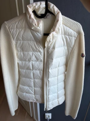 Moncler cardigan i en superfin crèmevit färg🤍 - Säljer min fina Moncler cardigan, sparsamt använt och i fint skick🤍🤍 hör av er vid frågor, pris kan diskuteras vid snabbt köp 💐 för referens jag är en storlek xs/s och den passar mig, säg till om ni vill ha bilder på 