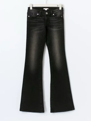 Svarta bootcut jeans med utsvängda ben - Snygga svarta bootcut jeans från gina tricot i storlek XS. Det kommer mera bilder imorgon! Jeansen är nästan som nya dock lite slitna i ändorna.