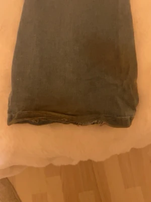 Ljusblå bootcut jeans med låg midja - Säljer ett par ljusblå jeans med bootcut-modell och låg midja. Jeansen har klassisk femficksdesign och är tillverkade i denim med lätt stretch. Perfekta för en avslappnad och trendig look. Skiv om ni undrar något!!💞💞