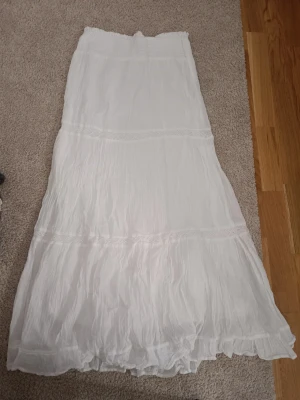 Maxikjol - Maxiskirt från Gina Tricot young i storlek 158/164 i tall modell. Den sitter som xs/s och har dubbelt typ så den är inte genomskinlig. Luftigt typ som är skönt när det blir varmt med 100% bomull ❤️ knappt använd