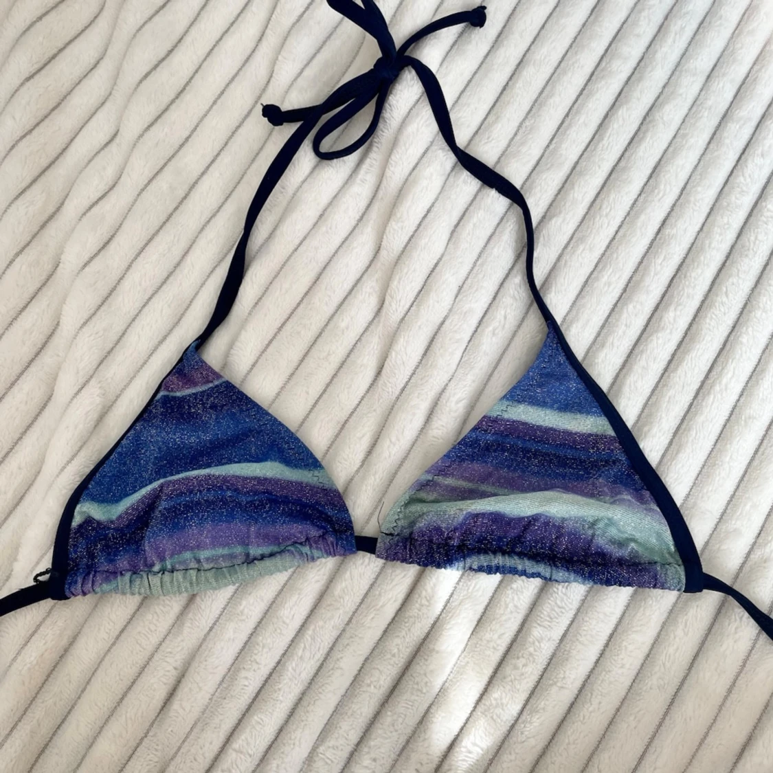 Fin mörkblå guldig glittrig bikini topp