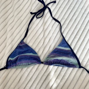 Fin mörkblå guldig glittrig bikini topp - Skulle säga storlek S, för referens har jag BH storlek 80C-75D och denna funkar men är ganska liten på mig och väldigt avslöjande