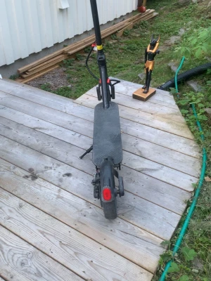 Svart elscooter med röd detalj - Kön elscooter 20 km per timme kan åka unge fär 40  km eller mer kommer med laddare små repor inga stora ingrt är paj i motorn och om ni vill ha mer frågor kom pv