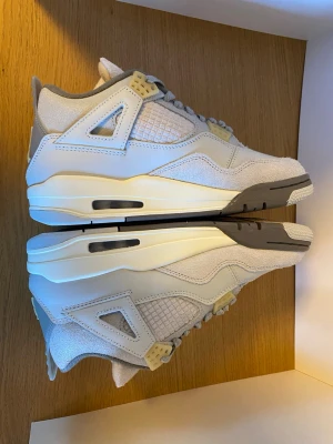 Jordan 4 - Air Jordan 4 Retro SE sneakers i storlek 38,5 Färgskala Photon Dust / Pale Vanilla. Aldrig använda och perfekt nu till våren.