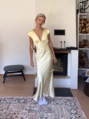 Balklänning - Aldrig använd och prislappen sitter kvar, säljer då den va för liten, storlek xs, är öppen för bud. Nypris var 1500 med frakt  