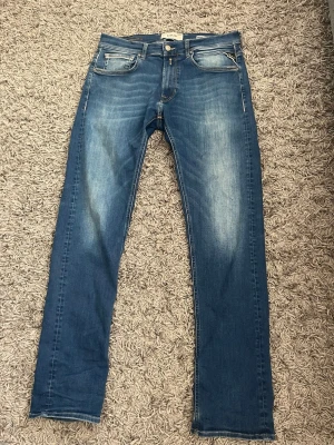 Replay - Blåa replay jeans i storlek 32/31 i ett väldigt bra skick för endast 399kr. Hör av er för frågor.