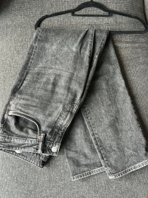 Svarta jeans  - Säljer mina svarta jeans från HM. Kan få billigare vid snabb affär 