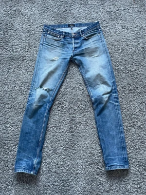A.P.C Selvedge Jeans - A.P.C selvedge jeans men snygga fades. Snygga slitningar och de är i storlek 31 petite new standard. Har en litet hål i grenen som syns på bilden.