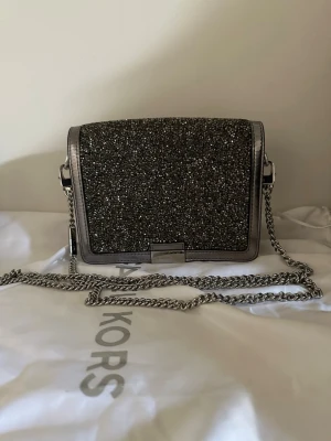 Michael kors jade - Säljer denna fina väska från Michael kors då den inte kommer till användning mer. Väskan är i fint skick lite diskreta repor men inget man lägger märke till. 