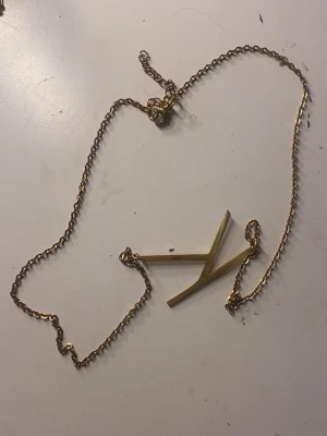 K halspand - Guldigt halsband med ett k på, knappt använd