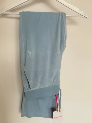 Byxor juicy couture - Ljusblå mjukisbyxor från Juicy Couture. Storlek M. Finns tillhörande tröja.