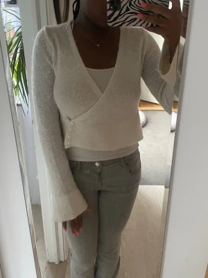  Stickad tröja / kofta med fina detaljer -  Stickad tröja / kofta med fina detaljer från Gina använt väldigt få gånger. Inga slitage 