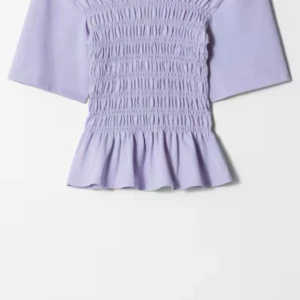 Rosa topp - Säljer denna rosa topp som inte kommer till användning längre! Har inte använts supermycket därav väldigt bra skick! Kan tänka mig att gå ner i pris! 