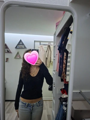 Långärmad topp med luva - Säljer en svart långärmad topp med tight passform. Perfekt till jeans eller kjol och funkar året runt. Enkel och stilren design utan synliga detaljer eller mönster. Har också en tunn luva bak.