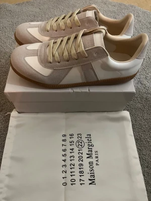 Maison Margiela Gats Grå/Vit - Aldrig Använda ✔️, Storlek: 44 ✔️, Kommer med box & dustbag 📦, Skickas inom 1 dag 🚀, kontakta gärna för mer info ☺️