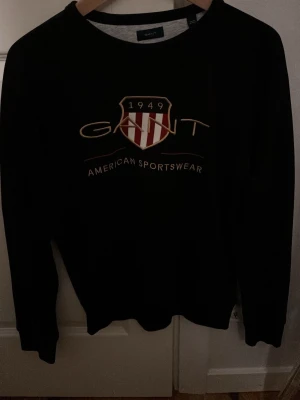 Svart sweatshirt från Gant - Svart sweatshirt från Gant med tryckt logga. Den är slutsåld överallt så går inte att köpa ny längre vad jag vet. Aldrig använd då den är för liten