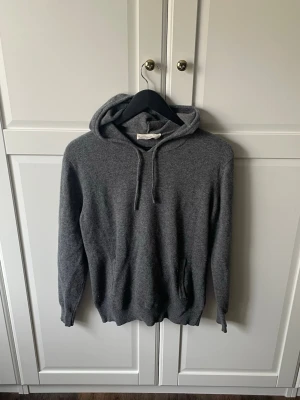 Kashmir hoodie sayless - Säljer denna riktigt schyssta kashmir hoodie. Mycket bra skick, inga defekter. Storlek M sitter ganska slimmat passar nog S också. Bara att skriva vid frågor!