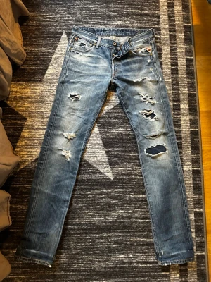 Unika replay jeans - Väldigt unika replay jeans som har feta slitningar. Aldrig sett så feta replay o e verkligen unika💯30/34 de syns även inge hud
