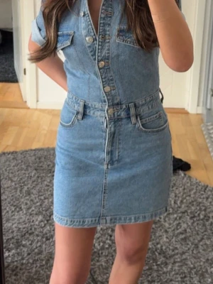 Jeansklänning - Superfin jeansklänning från Mango! Aldrig använd med prislappen kvar.