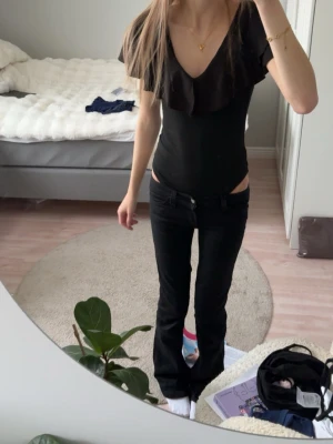 Svart body med volangärm - Snygg svart body med djup V-ringning och volangärmar. Bilderna 3&4 är från min TikTok  💓🪩👩🏼‍❤️‍💋‍👩🏽 det går att knäppa upp den undertill. jätte fin o använd 1 gång. 
